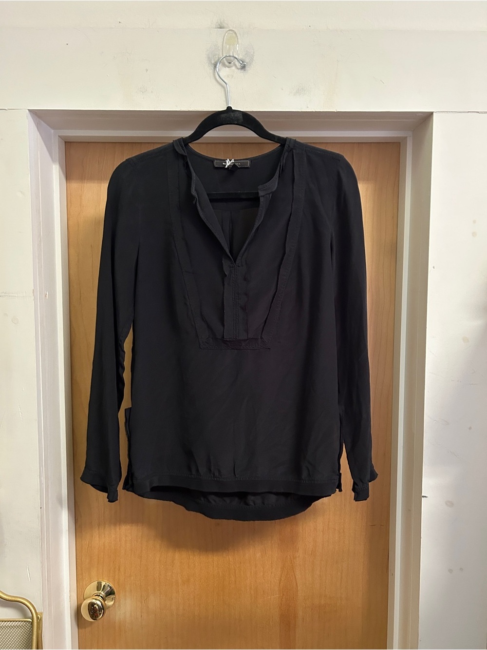 BCBG Max Azria 100% Silk Minimalists Black V Neck Top With Side Slits - size XS
